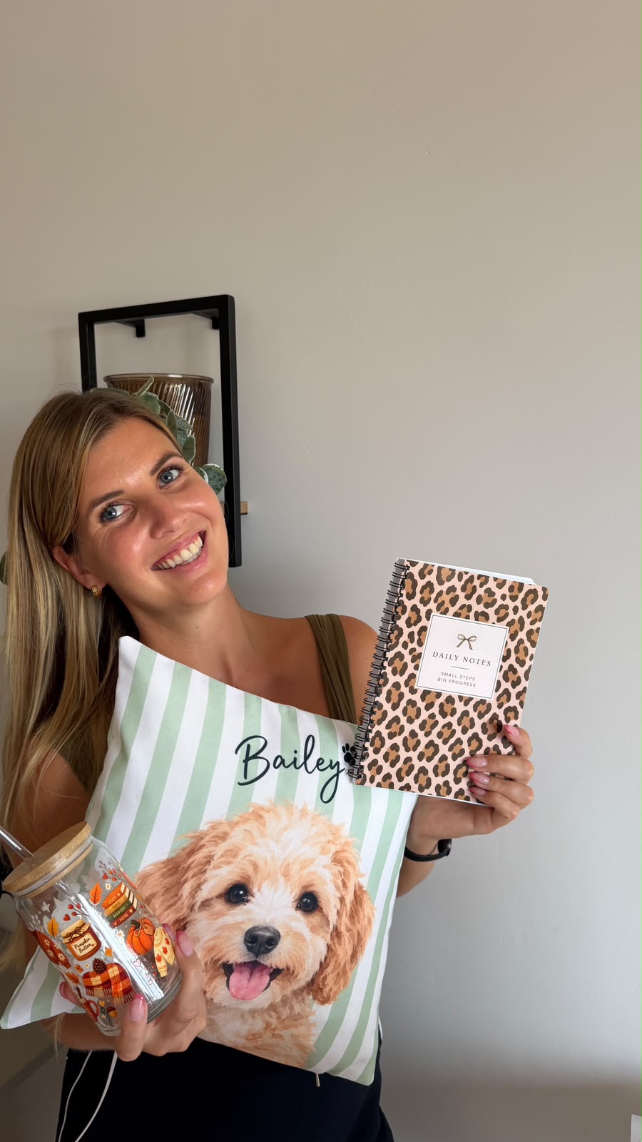 Lotti zeigt ihre Print-on-Demand-Produkte: Hundekissen, Notizbuch und bedrucktes Glas