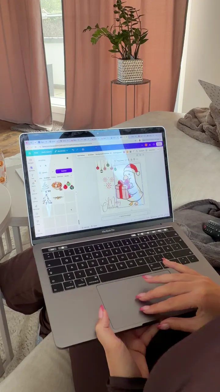 Lotti gestaltet abends auf dem Sofa Designs am Laptop