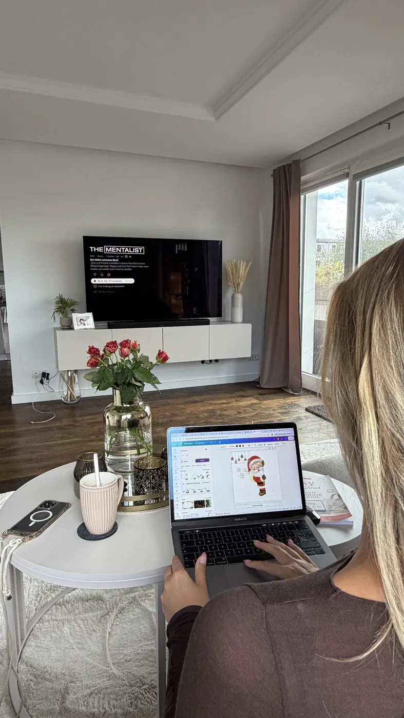 Lotti arbeitet am Laptop an ihrem Etsy-Shop